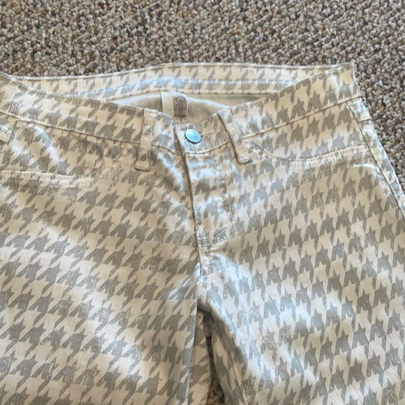 Francesca’s Gray & White Jean Like Patterned Pants. Size 27 - Picture 2 of 10